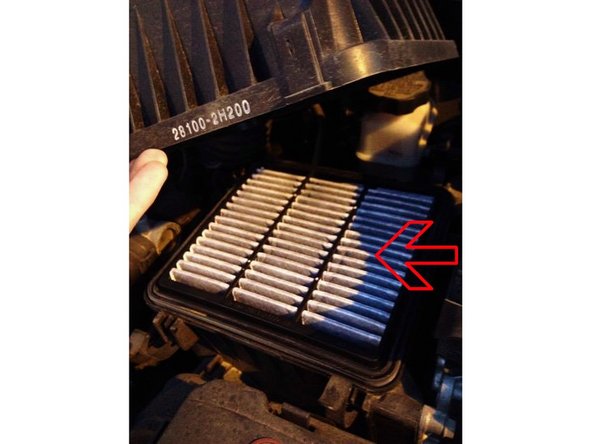 Ensuite vous devrez bien remettre la boîte à air dessus en la remettant devant les clips et en appuyant fortement dessus.