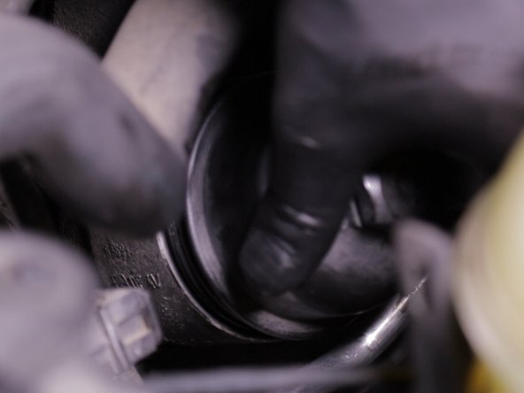 Serrer la cloche avec la douille de 27, la rallonge et le cliquet
