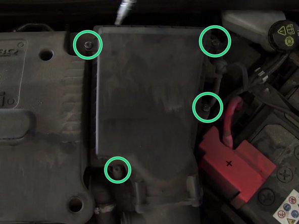 Soulever le couvercle et repositionner le nouveau filtre à air