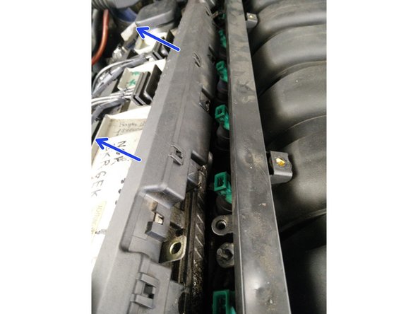 Déclipser les injecteurs à l'aide d'un tournevis plat (tirer sur la languette métallique pour que les ergots de l'injecteur puissent passer)