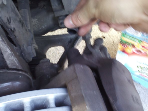 Remetez les capuchons noir en plastique qui protègent les deux vis derrière l'étrier.