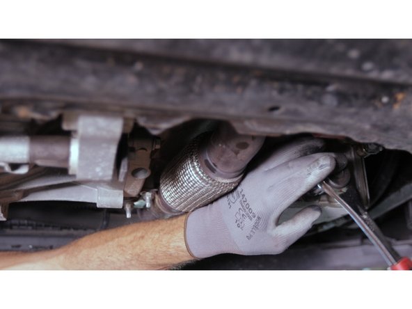 Puis à l'aide d'un cliquet et d'une douille de 13 serrer le bouchon de vidange