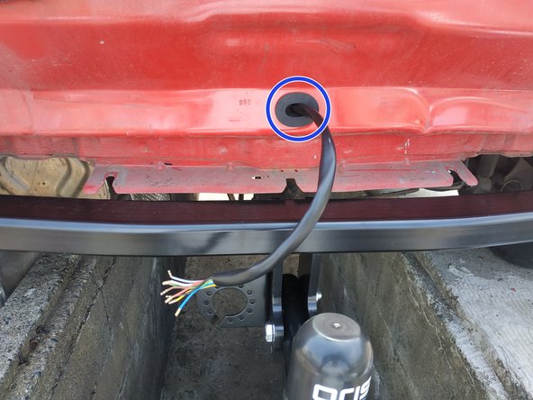 et j'insère le passe-fil fourni dans le kit