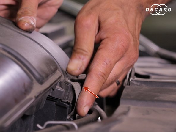 Repositionner les 4 clips autour de la boite