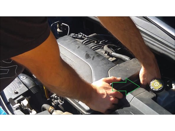 clipser la durite sur le coté de la boite à air