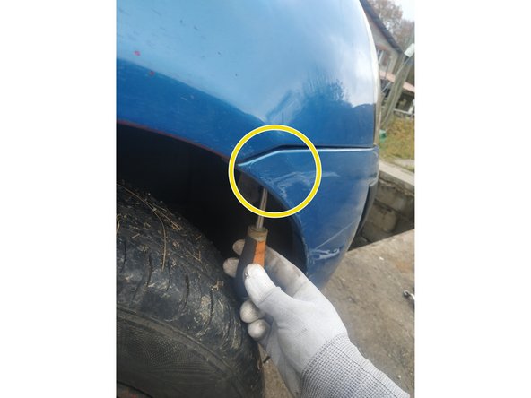 dévisser les 2 vis et retirer le clip du passage de roue