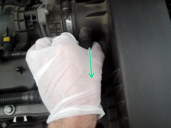 Débrancher le renifleur qui est a gauche de la cartouche du filtre