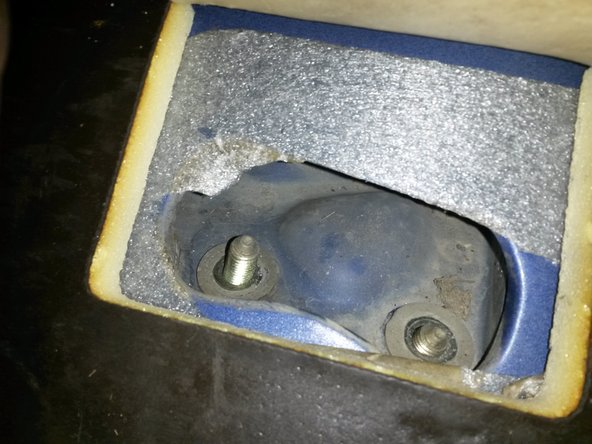 Dévisser les écrous avec une clé de 17