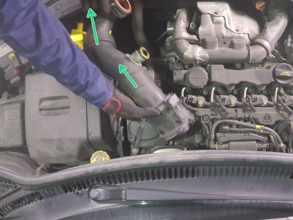 Déclipsser le bas puis le haut de la durite d’entrée d'air du turbo puis retirer la