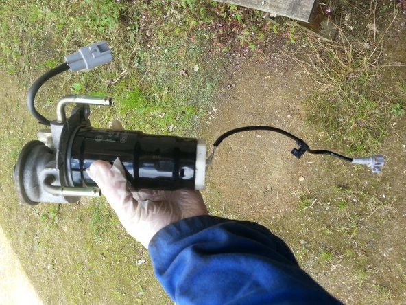 Puis serrer à la main ou à l'aide de la pince