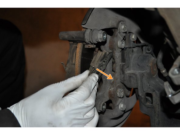 Déposer les plaquettes de frein.