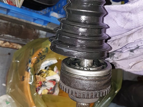 Une fois le nouveau soufflet passé, il faut le retourner pour le mettre dans le bon sens.