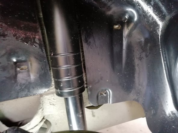 Serrer les boulons supérieurs avec la douille Torx E14