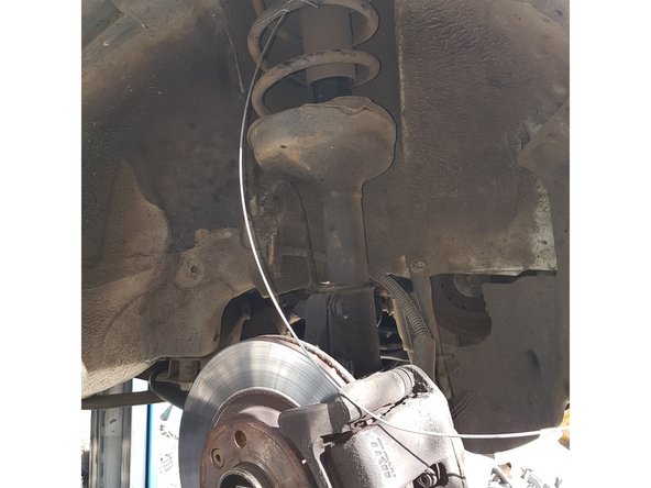 Mettre un fil de fer sur l'amortisseur pour pouvoir mettre le frein en l'air de facon à ce qu'il ne nous gene pas pour les manoeuvres.