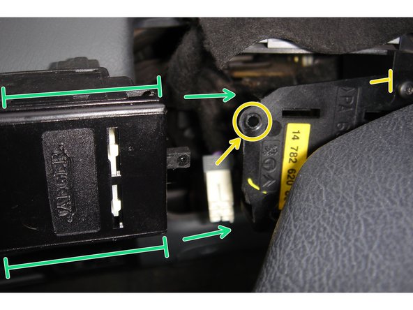 On glisse le comodo dans les 2 rails du support vers la droite.