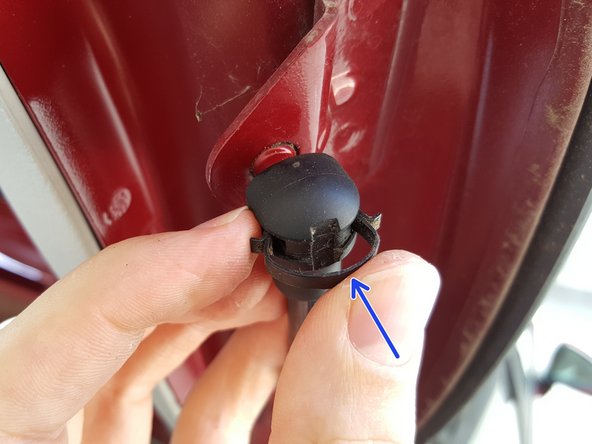 Remonter le clips sur le vérin en appuyant avec le pouce.