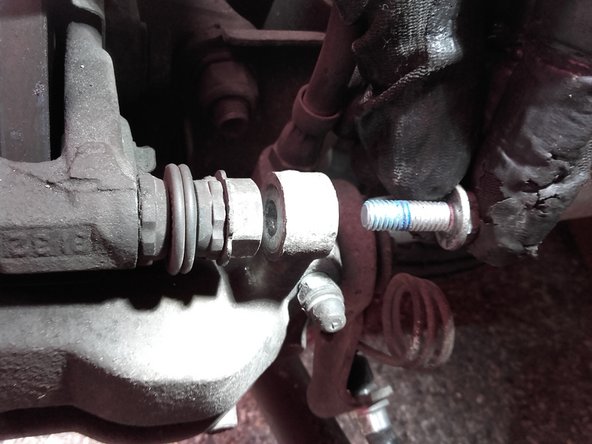 Dévisser la vis de 13 et retirer la douille.