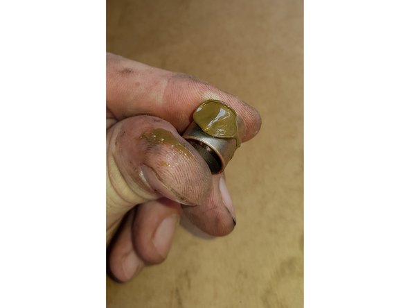 Enduisez la bague de graisse cuivrée ou de Molydal haute température.