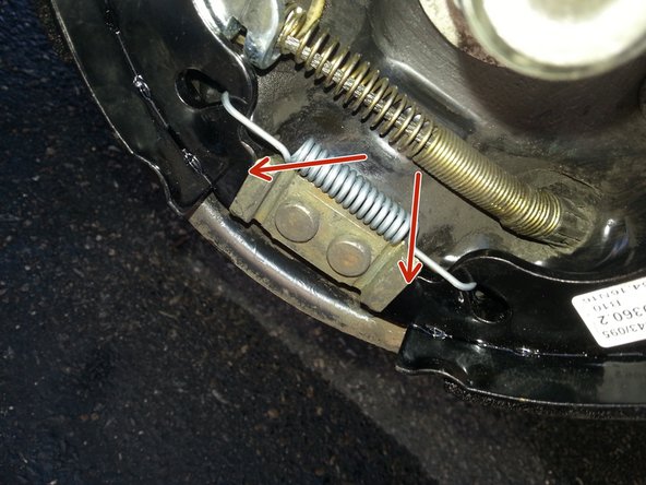 Placer le bas des mâchoires derrière les repères (flèches rouges)