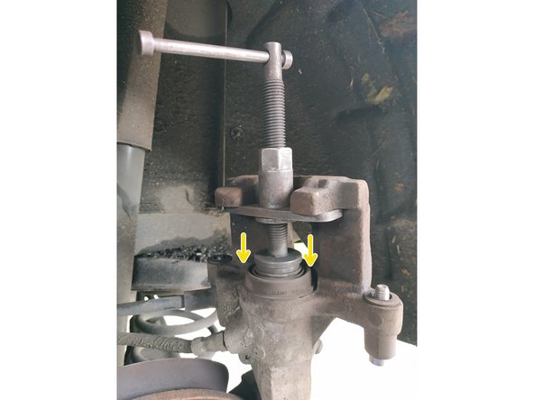 Je suspends toujours l'étrier pour ne pas endommager le flexible mais ce n'est pas possible ici. Du coup, je l'ai posé sur le disque ou sur le moyeu et j'ai gardé un œil dessus tout le long de l'intervention.