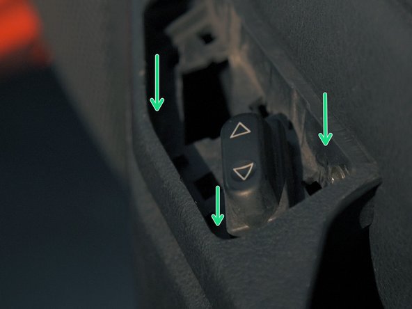 
Replace the window lifter control cover by simply pressing on it
