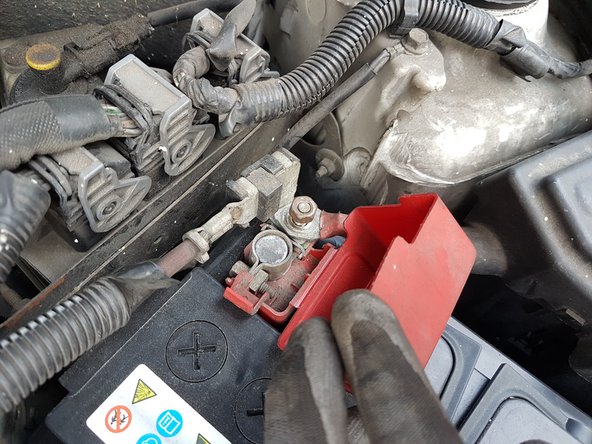 Et on dévisse le support de batterie qui se trouve en bas à droite de la batterie (douille de 13 avec rallonge)