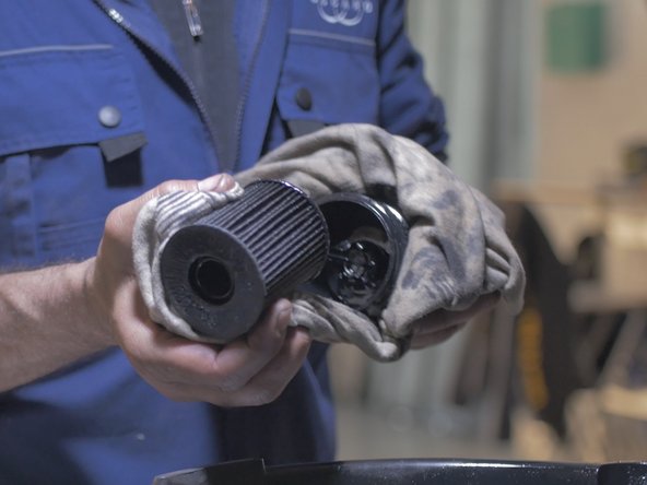 Retirer le filtre à huile de la cloche en tirant simplement dessus