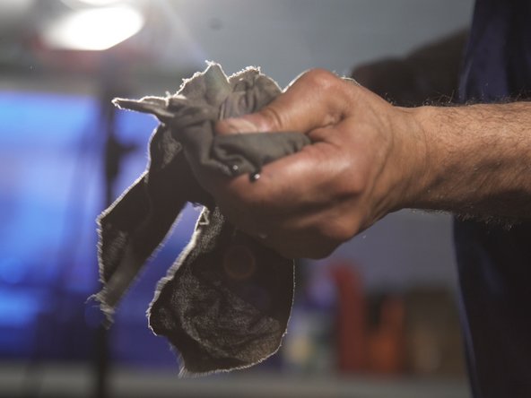 Retirer la jauge de niveau d'huile et essuyez-la pour retirer l'ancien niveau