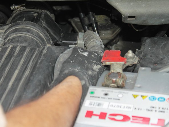 Revisser les 4 vis du couvercle de boite à air avec le tournevis cruciforme.