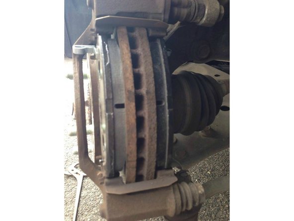 Les cales anti bruit sont généralement livrés avec les plaquettes neuves et sont à remplacer ou au minimum à nettoyer à chaque remplacement de plaquettes.