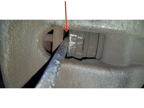 J'ai profité de cette opération pour changer mes disques et plaquettes. Vous n'êtes pas obligé de les retirer mais ça vous facilitera grandement l'accès, le retrait et la mise en place du cardan.