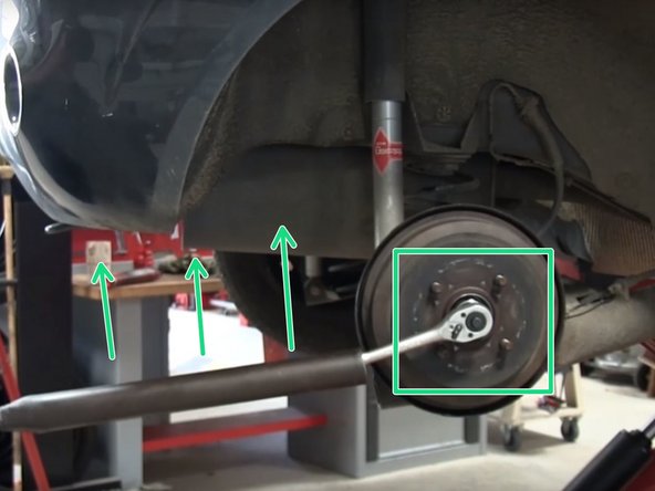 Vérifier une nouvelle fois que le tambour frotte légèrement avec le kit de frein en faisant tourner le tambour