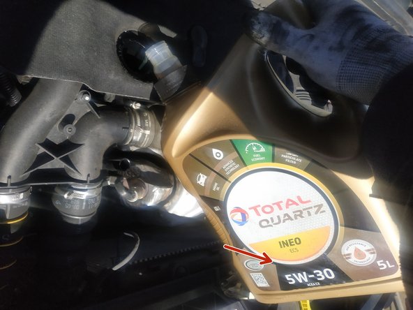 Si vous avez utilisé des rampes de levage ou des chandelles, il va falloir absolument les retirer. Le niveau d'huile se fait impérativement sur sol plat.