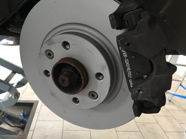 Remonter l'agrafe de l'étrier à l'aide du tournevis plat