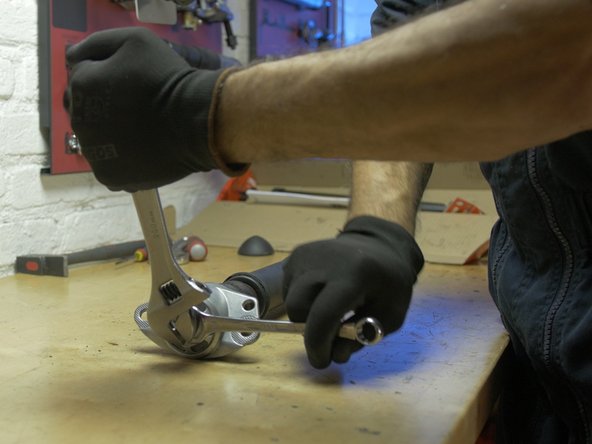 Resserrer l'écrou avec la clé plate de 16 et la clé à molette 