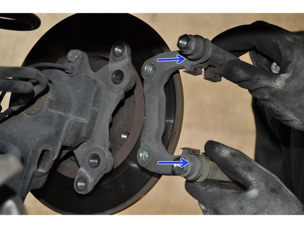 Déposer le support d'étrier maintenu par deux vis Torx T50.