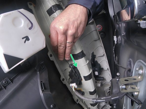 A l'aide d'un tournevis plat retirer  (déclipsser) le bouton de lève vitre