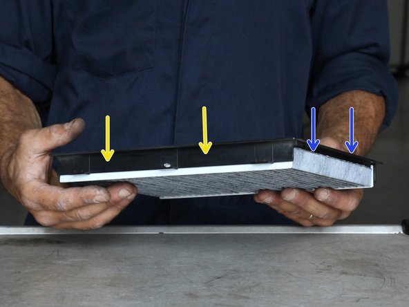 Deux languettes du filtre s’insèrent sur le coté du support