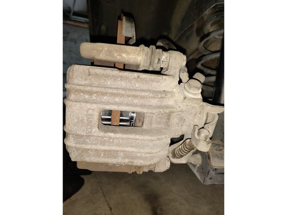 Mettre les vis neuves fournies avec les plaquettes