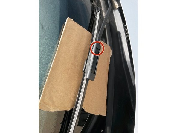 Réaliser la même opération sur l'essuie-glace coté passsager