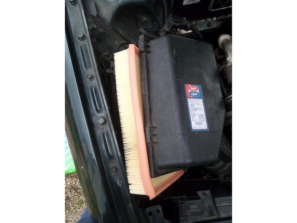 Mettez le nouveau filtre à air dans la boite à air