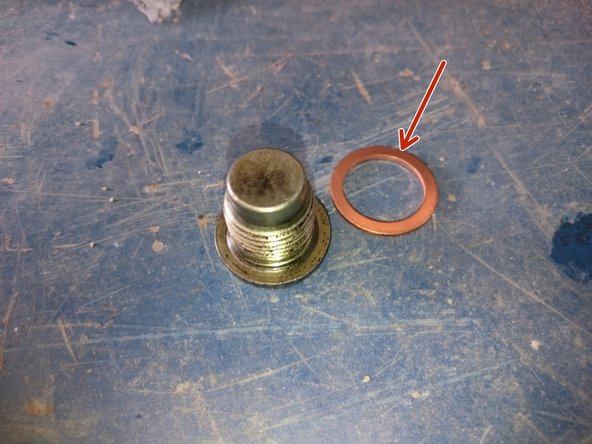 Une fois l'huile bien vidangée, remplacer par un neuf le joint du boulon de vidange et le resserrer avec la clé de vidange sur le carter. Il ne faut pas trop forcer. Photo 3