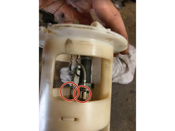 Déconnecter les deux cosses électriques