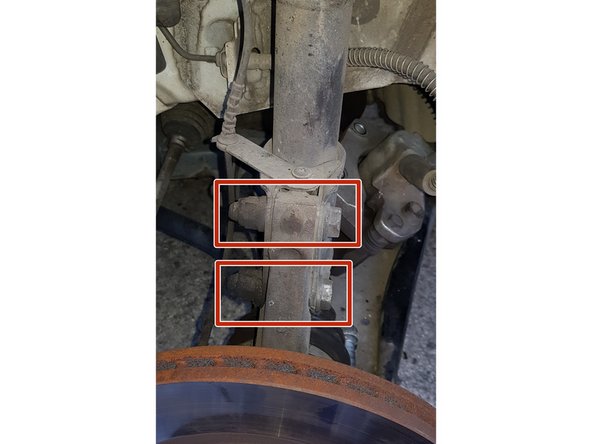 Avec une douille et une clé mixte de 18mm, retirez les 2 boulons.