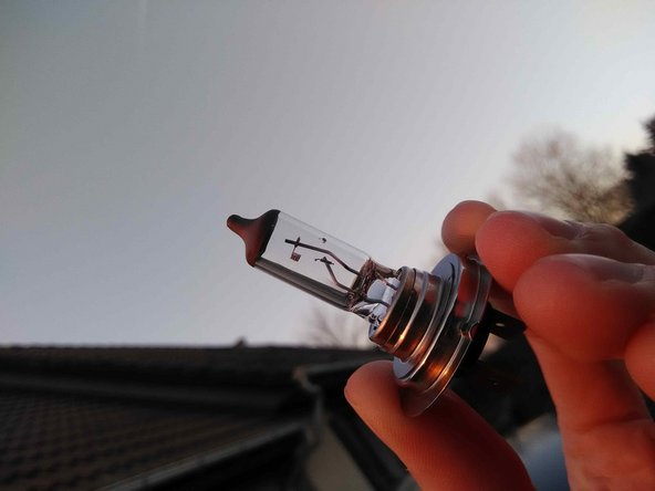 Ici, c'est assez facile, sachant que l'ampoule répond à une classification bien précise : pour un feu de croisement, il vous faut une amoule H7.