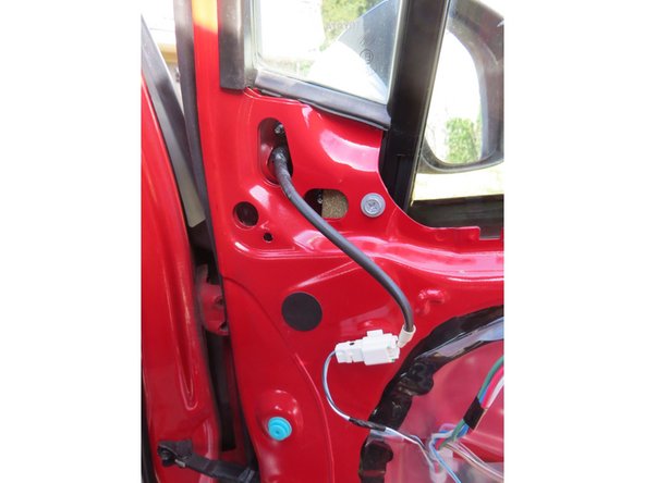 rebrancher le connecteur du rétroviseur (cercle orange)