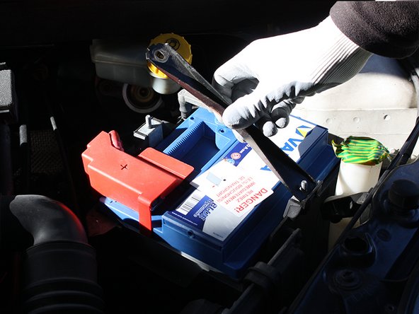 Mettre en position la bride de batterie.