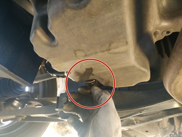 visser le bouchon à la main après avoir nettoyé le carter