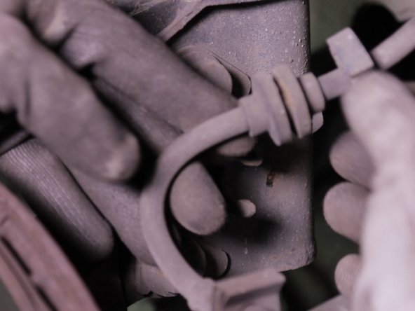 Décrocher le flexible de frein de son emplacement