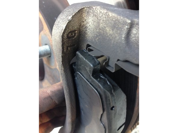 Premièrement, prendre la nouvelle plaquette et engager une de ses "oreilles" dans l'agrafes du support d'étrier puis engager sa deuxième "oreille". S'assurer qu'elle soit bien engager en verifiant qu'elle touche bien le disque uniformement.